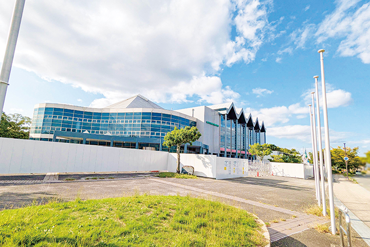 内部の工事が進む運動公園体育館（2025年10月13日撮影）