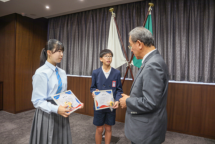 高垣市長（右）と談笑する（左から）横川さん、山路さん（撮影・山北）