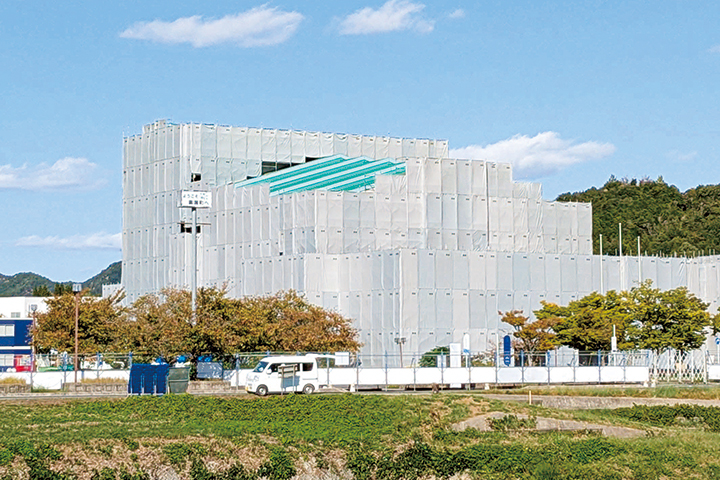 足場に囲まれた黒瀬生涯学習センター（2025年10月13日撮影）