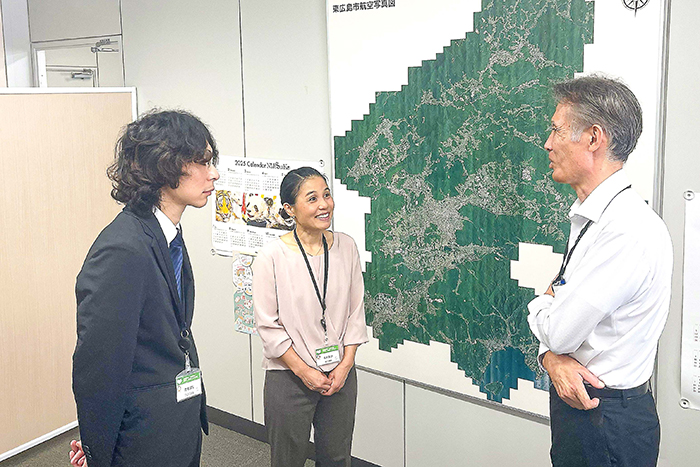 辞令式交付後談笑する（左から）立花さん、本岡さん、中村部長（撮影・𦚰）