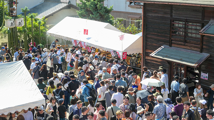 にぎわう酒蔵通り