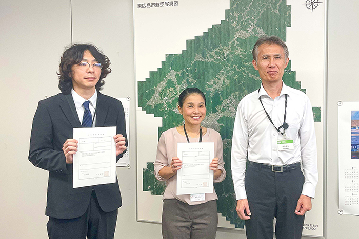 （左から）福富町に着任した立花さん、河内町に着任した本岡さん、中村部長（撮影・𦚰）