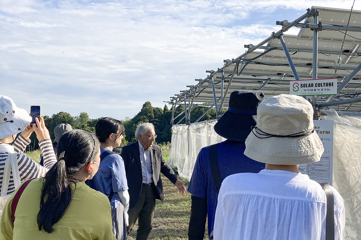 イベントで東広島市高屋町のわくわくソーラーシェアリング・ファームを見学