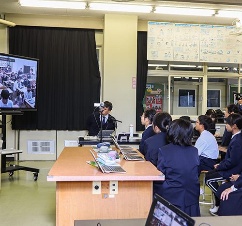 半導体についてオンラインで学ぶ吉川小学校の児童ら（撮影・山北）