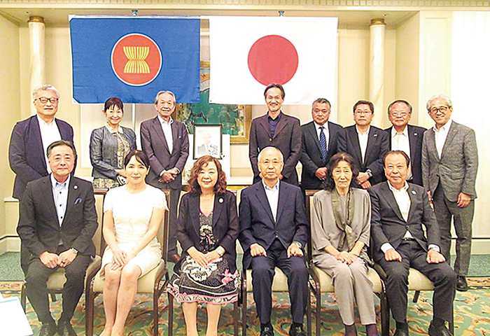 8月開催理事会　児玉幸治さん遺影（中央 壇上）の前で、前列左から3人目が筆者