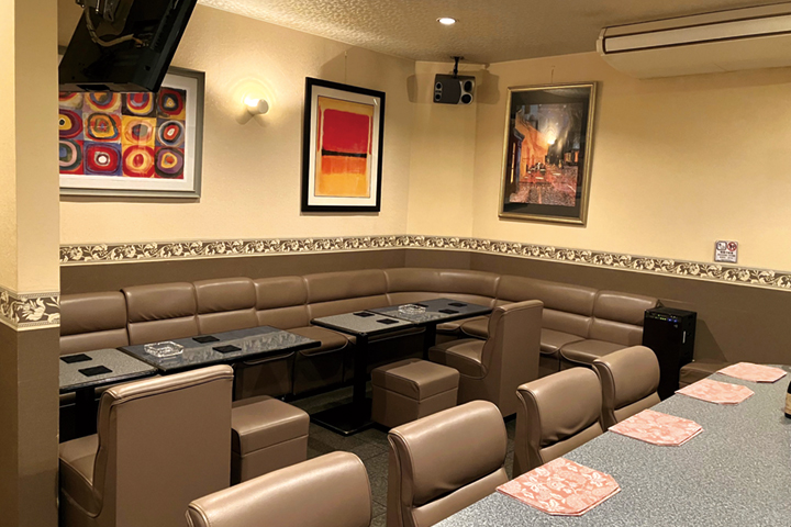 東広島市西条岡町のラウンジ CoCo