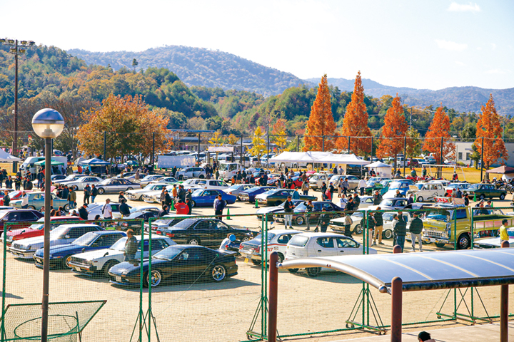 レトロカーが多数集結した昨年の会場の様子（提供写真）