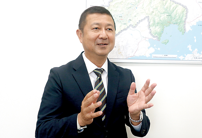 インタビューに答える岡本明紀署長。今年7月、西条税務署長に着任