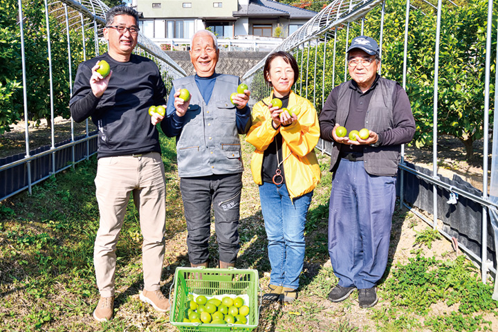 仁井内さん(左)とレモン栽培を手伝っている皆さん