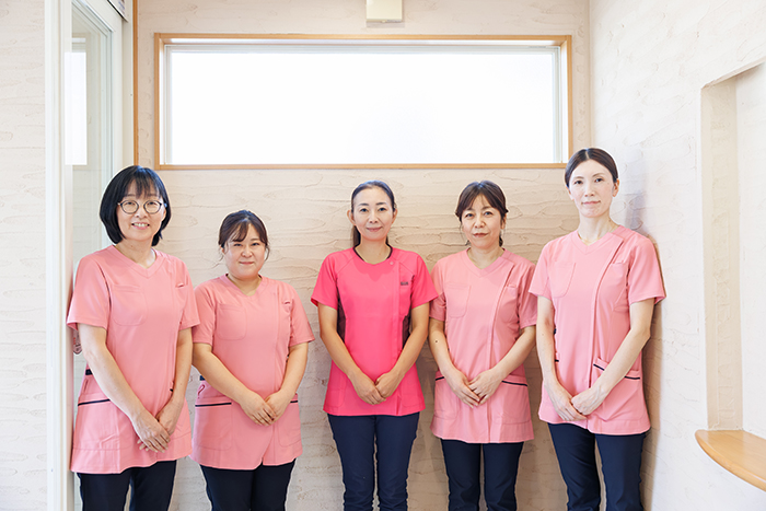 うららクリニック院長の上杉麗さん（写真中央）