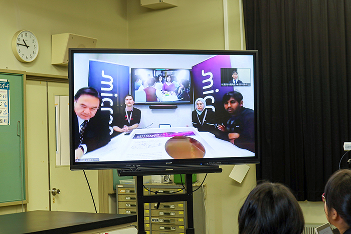 マイクロンメモリジャパン広島工場とオンラインでつながり、半導体について学ぶ児童ら(撮影・山北)