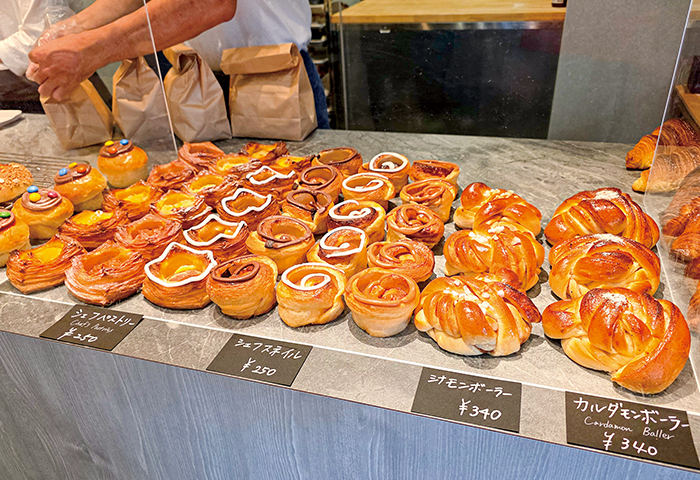 食材からこだわったパン。毎日15～20種類が並ぶ