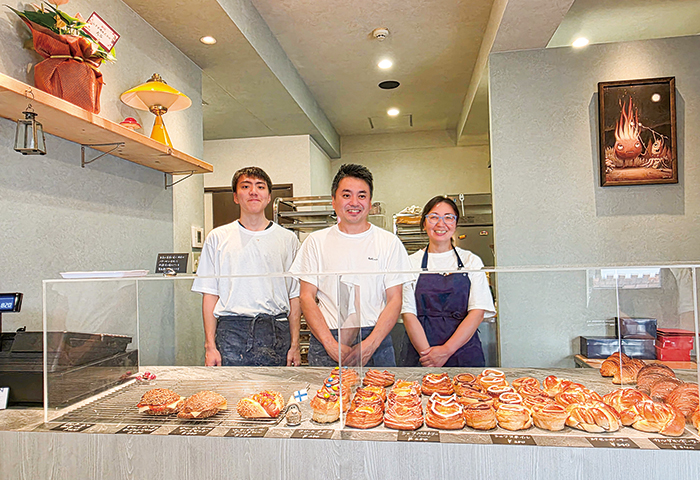 パンを作る高見さん一家