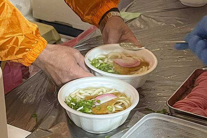 大好評のあったかうどん(撮影・𦚰)