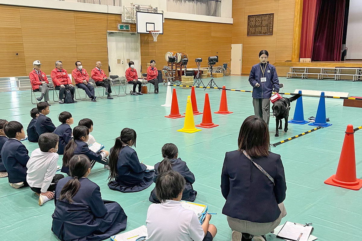 市内小学校で盲導犬授業　東広島ウエストライオンズクラブ