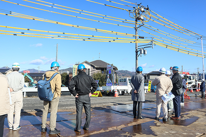 スムーズな交通の流れと安定した警備体制を確認する参加者ら（撮影・山北）