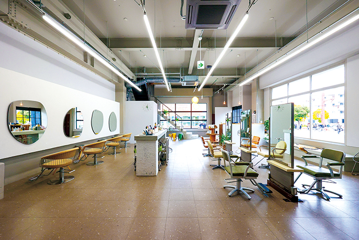 ▲ガラス張りで自然光が差し込んでくる1階のカットフロア