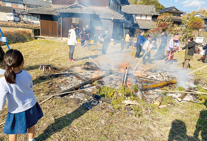 餅を焼いている様子 (2025年・安芸津町風早)
