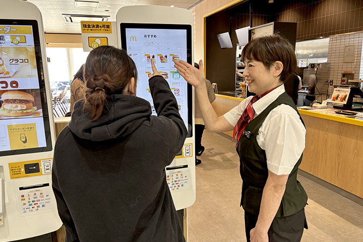 マクドナルドリニューアル_タッチパネルで注文