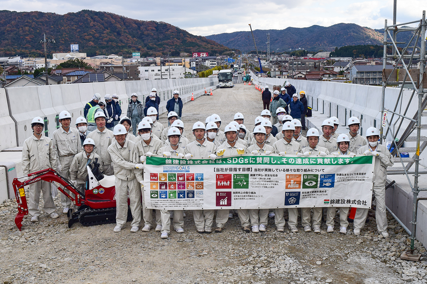 記念写真に収まる西条農高生ら(提供写真)