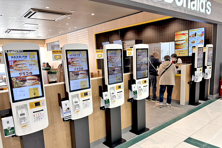 マクドナルドリニューアル_キオスクは6台並ぶ