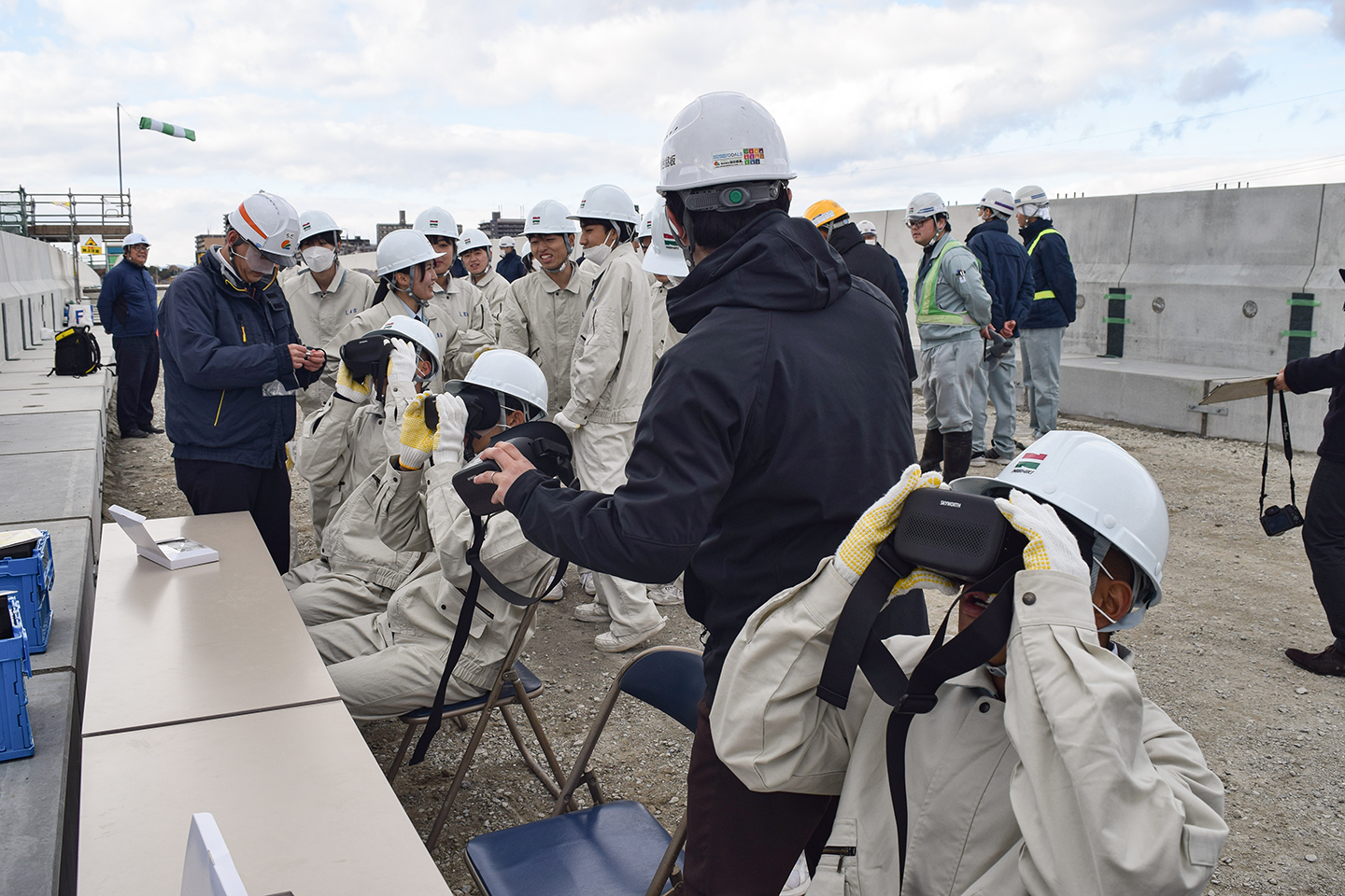 現場内等の事故事例をVRで視聴する西条農高生ら(提供写真)