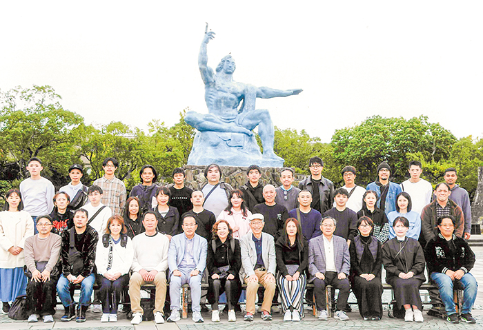 長崎平和公園で（前列右から７人目が筆者）