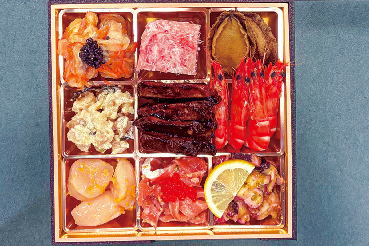 豪華食材が詰まった二段重おせち「レストラン カズマルヤマ」