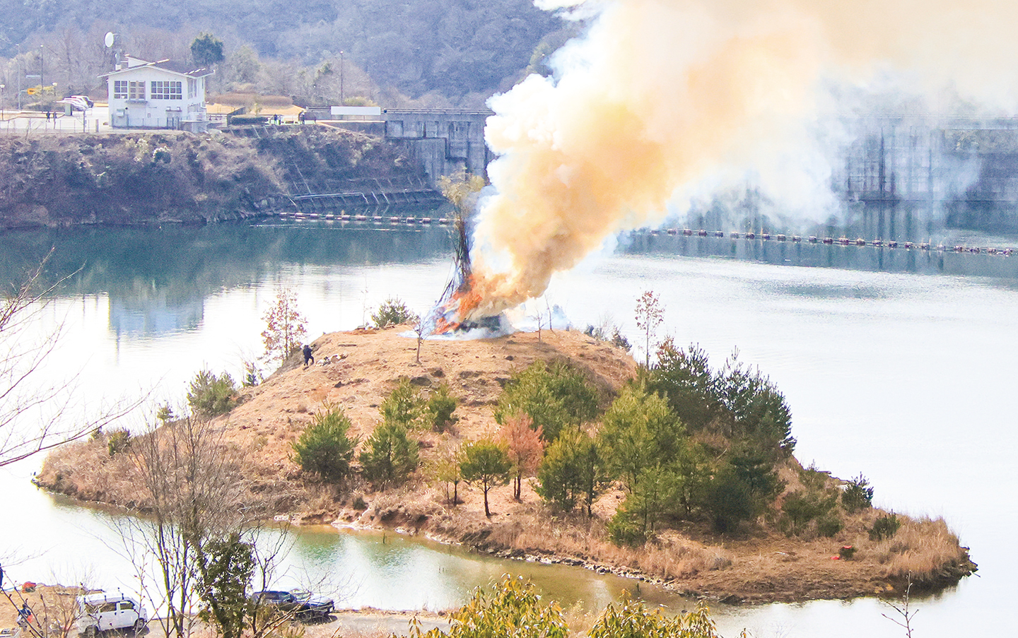 昨年の大とんどまつりから(撮影・船越雄治)