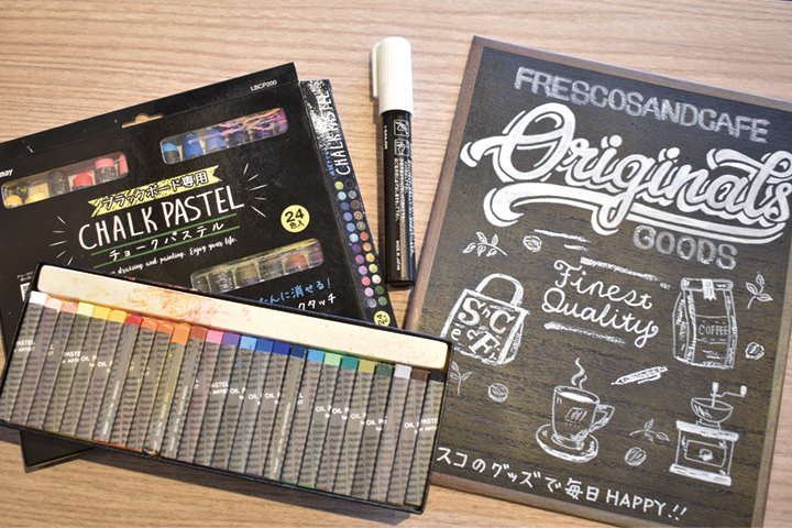 女性がイラストを描く時に使用する画材。サンドイッチは自身で写真を撮って、モチーフや文字のデザインはインターネットで調べるなどして描いている