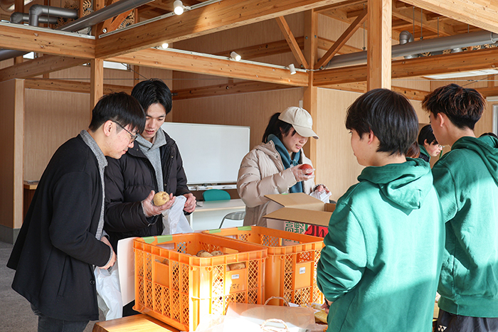 野菜や果物を手に取る学生