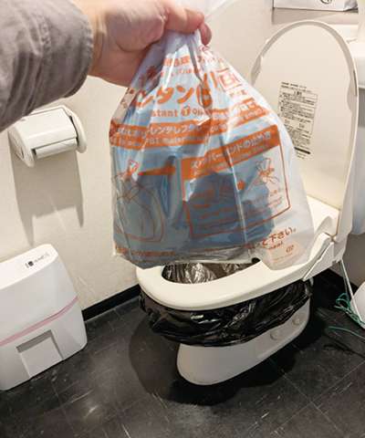 ③用を足した後、セットの黒いビニール袋を取り外して縛る。