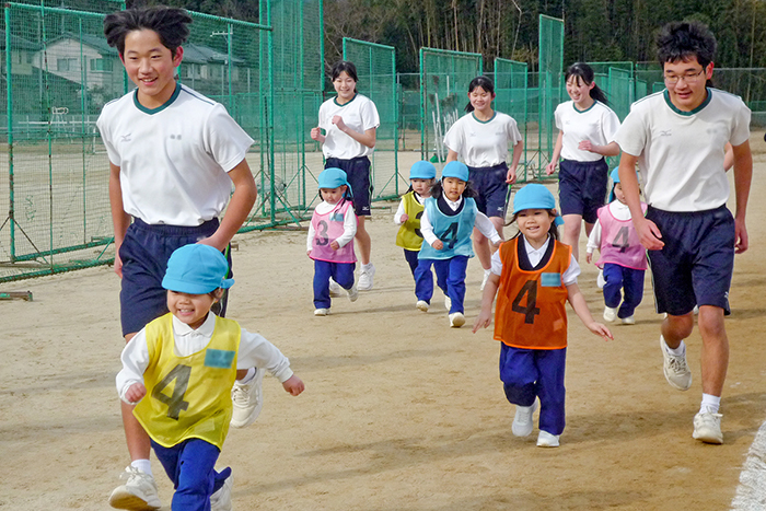 高美が丘中が校内駅伝 園児とペアで交流ラン
