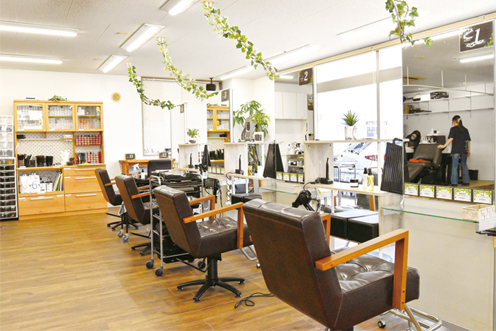 ブラウンを基調とした落ち着いた店内