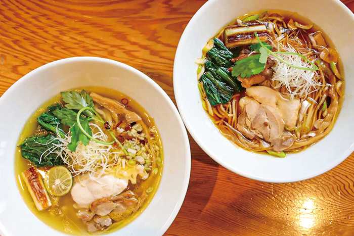 東広島こい地鶏中華そば塩（左）、醤油（右）