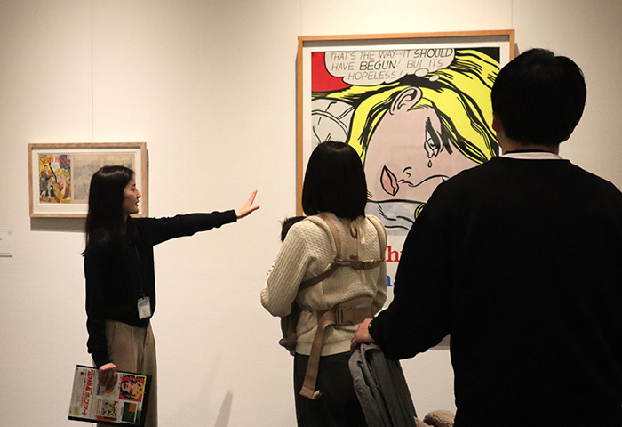 『ベビーカー・ツアー』で作品を(提供/東広島市立美術館)