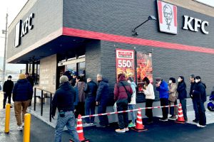 2601KFC開店当日店頭