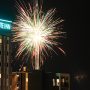 ビルの切れ間の花火